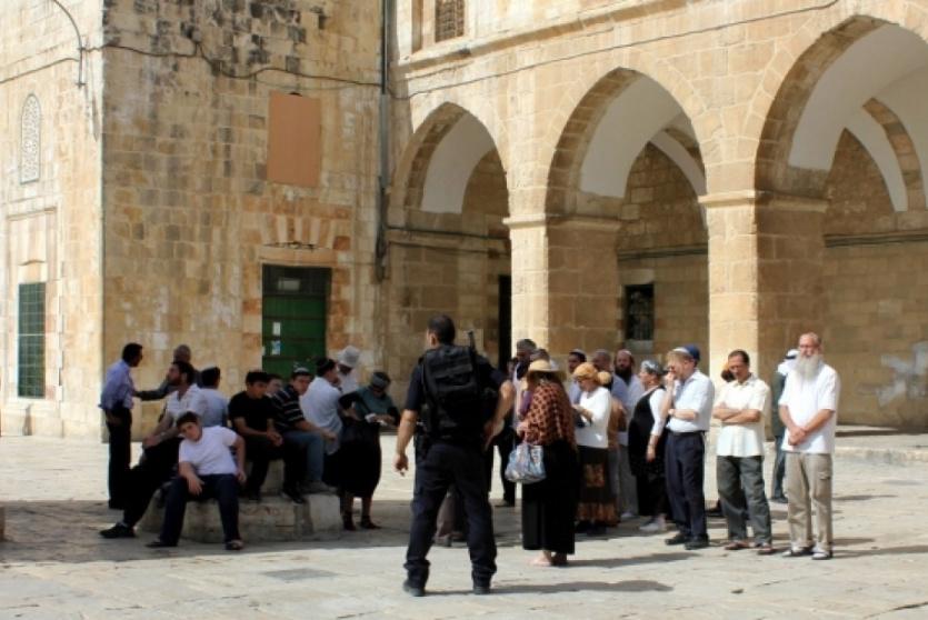 مجموعات من المستوطنين ومخابرات الاحتلال تقتحم الأقصى