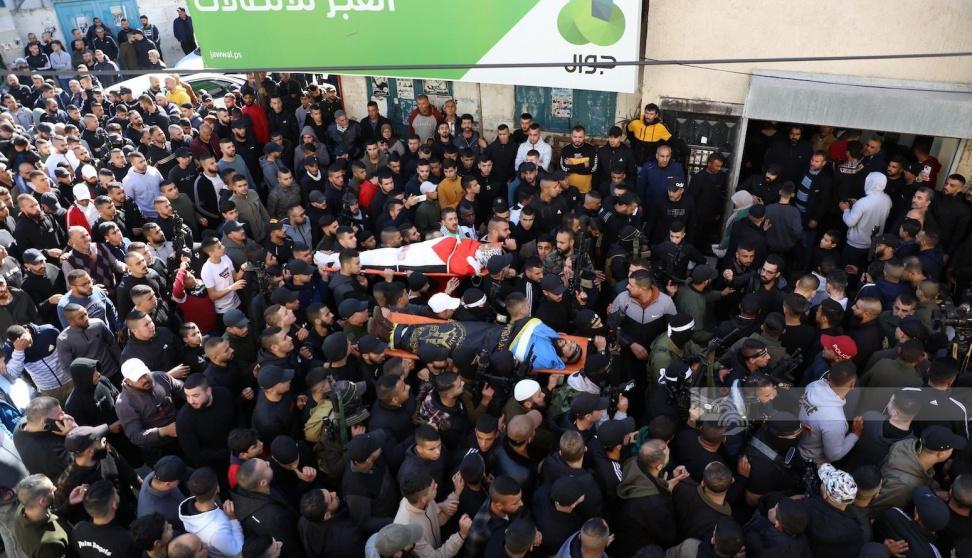 شبكة راية الإعلامية - بالصور: جماهير غفيرة تشيع جثماني الشهيدين جبارين وبواقنة في مخيم جنين