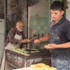 صناعة القطايف في البلدة القديمة بالخليل