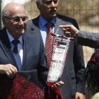 رئيس الاتحاد الدولي لكرة القدم يفتتح ملعب كرة قدم في دوار القرع قرب رام الله