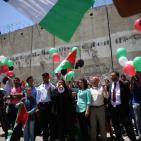 فلسطينيون يطلقون 