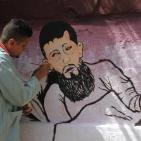 رسم حي لجدارية تضامنية لخضر عدنان في اعتصام ذوي أسرى غزة