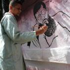 رسم حي لجدارية تضامنية لخضر عدنان في اعتصام ذوي أسرى غزة