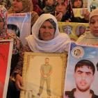 رسم حي لجدارية تضامنية لخضر عدنان في اعتصام ذوي أسرى غزة