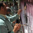 رسم حي لجدارية تضامنية لخضر عدنان في اعتصام ذوي أسرى غزة