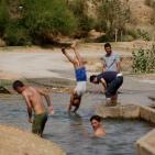 الاجواء الحارة تدفع المواطنين للاستجمام في عين العوجا