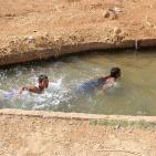 الاجواء الحارة تدفع المواطنين للاستجمام في عين العوجا