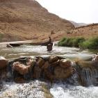 الاجواء الحارة تدفع المواطنين للاستجمام في عين العوجا