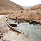 الاجواء الحارة تدفع المواطنين للاستجمام في عين العوجا