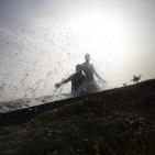 الاجواء الحارة تدفع المواطنين للاستجمام في عين العوجا