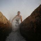 الاجواء الحارة تدفع المواطنين للاستجمام في عين العوجا