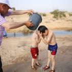 الاجواء الحارة تدفع المواطنين للاستجمام في عين العوجا