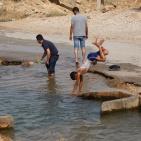 الاجواء الحارة تدفع المواطنين للاستجمام في عين العوجا