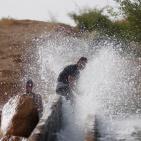 الاجواء الحارة تدفع المواطنين للاستجمام في عين العوجا