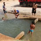 الاجواء الحارة تدفع المواطنين للاستجمام في عين العوجا