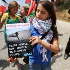 النبي صالح: نشطاء يرفعون البطاقات الحمراء دعما  لوقف عضوية الاحتلال في الفيفا