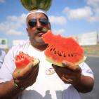 أبو حلوم ... بائع بطيخ محترف