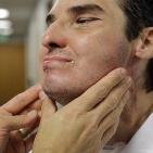 شاهد: رد فعل فتاة تشاهد لاول مره وجه شقيقها المتوفى بحادث سياره على جسد شاب اخر