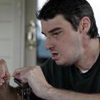 شاهد: رد فعل فتاة تشاهد لاول مره وجه شقيقها المتوفى بحادث سياره على جسد شاب اخر