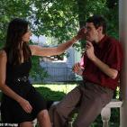 شاهد: رد فعل فتاة تشاهد لاول مره وجه شقيقها المتوفى بحادث سياره على جسد شاب اخر