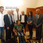 محافظ الخليل واذاعة راية يقدمان كراسي كهربائية لذوي الاعاقة