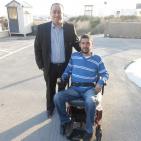 محافظ الخليل واذاعة راية يقدمان كراسي كهربائية لذوي الاعاقة