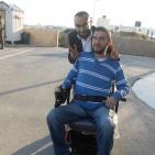 محافظ الخليل واذاعة راية يقدمان كراسي كهربائية لذوي الاعاقة