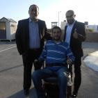 محافظ الخليل واذاعة راية يقدمان كراسي كهربائية لذوي الاعاقة