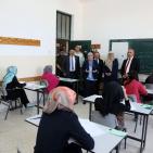 د. ليلى غنام ورئيس بلدية بيتونيا يتفقدون طلاب التوجيهي في بيتونيا