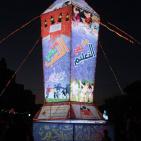 اضاءة أكبر فانوس في قطاع غزة عشية حلول شهر رمضان