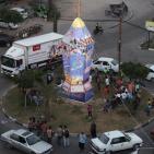 اضاءة أكبر فانوس في قطاع غزة عشية حلول شهر رمضان