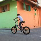 غزيون يلونون منازلهم بألوان حيوية مع بدء رمضان