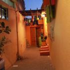 غزيون يلونون منازلهم بألوان حيوية مع بدء رمضان