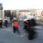 الآلاف يزحفون صوب القدس لأداء صلاة الجمعة الأولى من رمضان  عبر حاجز قلنديا