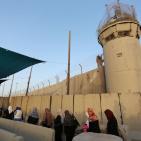 الآلاف يزحفون صوب القدس لأداء صلاة الجمعة الأولى من رمضان  عبر حاجز قلنديا