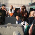 الآلاف يزحفون صوب القدس لأداء صلاة الجمعة الأولى من رمضان  عبر حاجز قلنديا