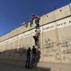 شبان يتسلقون جدار الفصل العنصري صباح اليوم  لأداء صلاة الجمعة الأولى من رمضان  في المسجد الاقصى