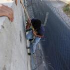 شبان يتسلقون جدار الفصل العنصري صباح اليوم  لأداء صلاة الجمعة الأولى من رمضان  في المسجد الاقصى