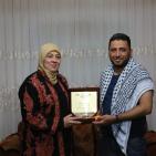 بالصور: غنام تكرم المحررين مطلق والأحول وتبرق بتحياتها للأسرى