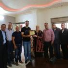 بالصور: غنام تكرم المحررين مطلق والأحول وتبرق بتحياتها للأسرى