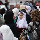 الآلاف يزحفون صوب القدس لأداء صلاة الجمعة الثانية من رمضان عبر حاجز قلنديا