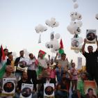 افطار امام سجن عوفر الاحتلالي بالماء والتمر اسنادا للاسرى المضربين عن الطعام