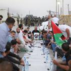 افطار امام سجن عوفر الاحتلالي بالماء والتمر اسنادا للاسرى المضربين عن الطعام