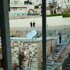 بالصور: قوات الاحتلال تغلق منزل الشهيد عدي أبو جمل منفذ عملية الكنيس