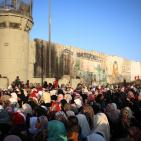 دخول المصلين الى القدس في الجمعة الثالثة من رمضان عبر حاجز قلنديا