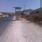 بالصور: قوات الاحتلال تضع مكعبات اسمنتية على مدخل قرية بيتا