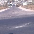 بالصور: قوات الاحتلال تضع مكعبات اسمنتية على مدخل قرية بيتا