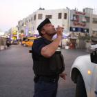 افراد من الشرطة يتناولون افطارهم وسط رام الله