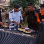 افراد من الشرطة يتناولون افطارهم وسط رام الله