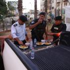 افراد من الشرطة يتناولون افطارهم وسط رام الله